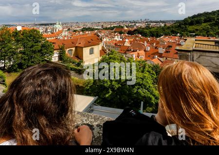 Praga, Repubblica Ceca. 30 maggio 2024. I turisti guardano una vista panoramica di una città vecchia di Praga. (Credit Image: © Dominika Zarzycka/SOPA Images via ZUMA Press Wire) SOLO PER USO EDITORIALE! Non per USO commerciale! Foto Stock