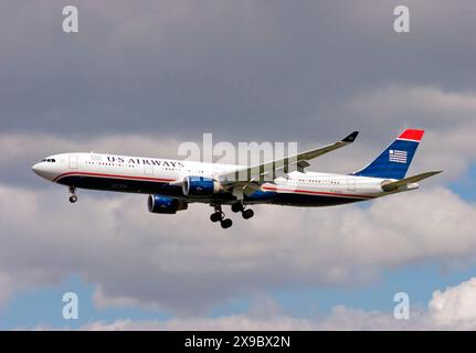 N275AY US Airways Airbus A330-323X atterra a Londra Gatwick il 30 luglio 2007. Foto Stock