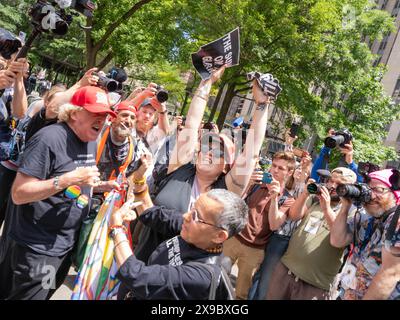 30 maggio 2024, New York, New York, Stati Uniti: Juliet Germanotta proclamata "transessuali per Trump!" E sostenitore di Trump, strappando e strappando segni come "senti Trump mentire?" Da un manifestante contro Trump a Collect Pond Park. Lo scontro si intensificò finché la polizia di New York non dovette intervenire. Il secondo giorno di discussioni nel˜caso del denaro di Donald Trump inizia questa mattina. Queste sono scene dall'altra parte della strada rispetto all'edificio del tribunale. Un buon numero di repubblicani, per lo più sostenitori di Trump, si sono riuniti a Collect Pond Park con striscioni e bandiere che lodano Donald Trump. (Immagine di credito: © Car Foto Stock