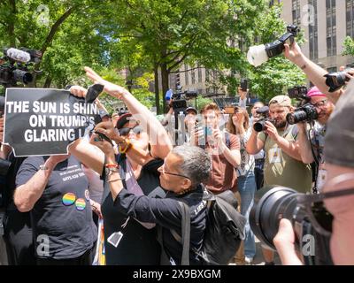 30 maggio 2024, New York, New York, Stati Uniti: Juliet Germanotta proclamata "transessuali per Trump!" E sostenitore di Trump, strappando e strappando segni come "senti Trump mentire?" Da un manifestante contro Trump a Collect Pond Park. Lo scontro si intensificò finché la polizia di New York non dovette intervenire. Il secondo giorno di discussioni nel˜caso del denaro di Donald Trump inizia questa mattina. Queste sono scene dall'altra parte della strada rispetto all'edificio del tribunale. Un buon numero di repubblicani, per lo più sostenitori di Trump, si sono riuniti a Collect Pond Park con striscioni e bandiere che lodano Donald Trump. (Immagine di credito: © Car Foto Stock