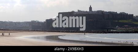 La Kasbah degli Udayas risalgono la scogliera sul fiume Bou Regreg. Foto Stock