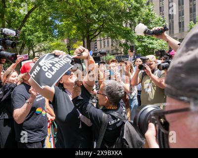 30 maggio 2024, New York, New York, Stati Uniti: Juliet Germanotta proclamata "transessuali per Trump!" E sostenitore di Trump, strappando e strappando segni come "senti Trump mentire?" Da un manifestante contro Trump a Collect Pond Park. Lo scontro si intensificò finché la polizia di New York non dovette intervenire. Il secondo giorno di discussioni nel˜caso del denaro di Donald Trump inizia questa mattina. Queste sono scene dall'altra parte della strada rispetto all'edificio del tribunale. Un buon numero di repubblicani, per lo più sostenitori di Trump, si sono riuniti a Collect Pond Park con striscioni e bandiere che lodano Donald Trump. (Immagine di credito: © Car Foto Stock