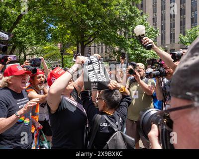 30 maggio 2024, New York, New York, Stati Uniti: Juliet Germanotta proclamata "transessuali per Trump!" E sostenitore di Trump, strappando e strappando segni come "senti Trump mentire?" Da un manifestante contro Trump a Collect Pond Park. Lo scontro si intensificò finché la polizia di New York non dovette intervenire. Il secondo giorno di discussioni nel˜caso del denaro di Donald Trump inizia questa mattina. Queste sono scene dall'altra parte della strada rispetto all'edificio del tribunale. Un buon numero di repubblicani, per lo più sostenitori di Trump, si sono riuniti a Collect Pond Park con striscioni e bandiere che lodano Donald Trump. (Immagine di credito: © Car Foto Stock