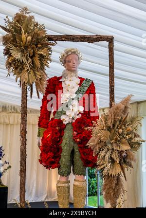 Royal Botanic Gardens, Edimburgo, Scozia, Regno Unito, 30 maggio 2024. Fleurs de Ville Artiste celebra la fioritura di fioristi di talento che raffigurano i favoriti della Scozia come Robert Burns, Billy Connolly, Alexander McQueen, Charles Rennie Mackintosh, Annie Lennox, John Byrne, Nicola Benedetti, Bonnie Prince Charlie. Lo spettacolo aprirà domani fino al 9 giugno. Nella foto: Una rappresentazione floreale di Bonnie Prince Charlie. Crediti: Sally Anderson/Alamy Live News Foto Stock