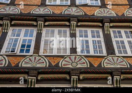 Stade, Niedersachsen Germania - 05 03 2024: Veduta di una facciata di una vecchia casa in legno a stade germania Foto Stock