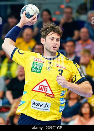 Mannheim, Germania. 30 maggio 2024. Pallamano: Bundesliga, Rhein-Neckar Löwen - SC Magdeburg, Matchday 33, SAP Arena. Uwe Gensheimer del Rhein-Neckar Löwen segna un gol. Credito: Uwe Anspach/dpa/Alamy Live News Foto Stock