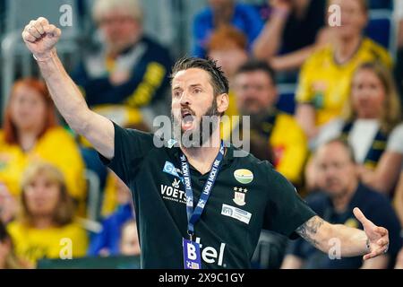 Mannheim, Germania. 30 maggio 2024. Pallamano: Bundesliga, Rhein-Neckar Löwen - SC Magdeburg, Matchday 33, SAP Arena. Il coach di Magdeburg, Bennet Wiegert, gesticola. Credito: Uwe Anspach/dpa/Alamy Live News Foto Stock