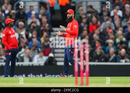 Londra, Regno Unito. 30 maggio 2024. Moeen Ali applaude durante il 4° incontro tra Inghilterra e Pakistan Cricket Vitality T20 International Series al Kia Oval, Londra, Inghilterra, Regno Unito il 30 maggio 2024 Credit: Every Second Media/Alamy Live News Foto Stock