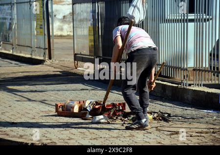 30 maggio 2024, Porto Alegre, Rio grande do sul, Brasile: Porto Alegre (RS), 05/30/2024 Ã¢â‚¬' DAMAGE/WEATHER/FLOOD/RS Ã¢â‚¬' record dei lavori di pulizia post-alluvione, nelle vicinanze della stazione centrale degli autobus di Porto Alegre, questo giovedì (30). La stazione degli autobus rimane chiusa per lavori di manutenzione e non è previsto che ritorni alle normali attività. Nel frattempo, le operazioni terminali sono effettuate in un'altra parte della città, su base temporanea. (Foto: Marcelo Oliveira/Thenews2/Zumapress) (immagine di credito: © Marcelo Oliveira/TheNEWS2 via ZUMA Press Wire) SOLO PER USO EDITORIALE! Non per USO commerciale! Foto Stock