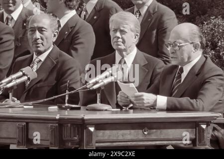 Il presidente egiziano Anwar Sadat, il presidente degli Stati Uniti Jimmy Carter e il primo ministro israeliano Menachem iniziano dalla firma del trattato di pace Egitto-Israele, fuori dalla Casa Bianca, a Washington, D.C. (USA) Foto Stock