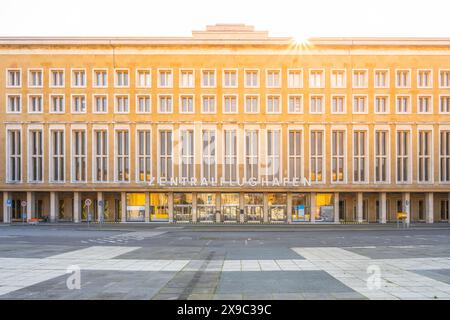 La luce del sole svetta sopra lo storico terminal dell'aeroporto di Tempelhof a Berlino, proiettando un caldo bagliore sulla sua facciata. Foto Stock