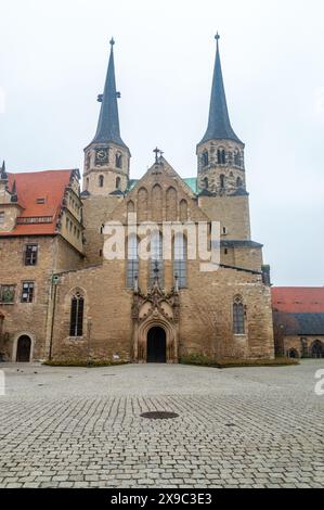 Merseburg, Germania - 11 febbraio 2024: Cattedrale di Merseburg, torri occidentali e portale principale. Foto Stock