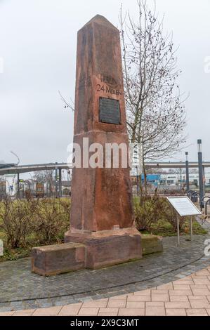 Merseburg, Germania - 11 febbraio 2024: Obelisco alla stazione ferroviaria di Merseburg. Foto Stock