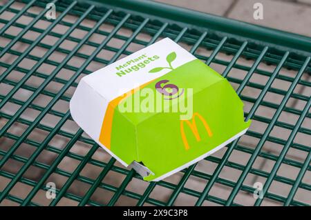 Merseburg, Germania - 11 febbraio 2024: Scatola di pepite McDonalds McPlant. Foto Stock