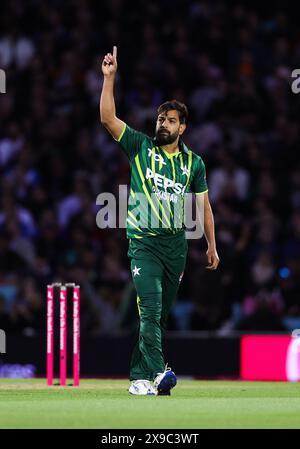 Londra, Inghilterra. 30 maggio 2024. Il pakistano Haris Rauf festeggia dopo aver licenziato l'inglese Phil Salt durante il match T20 tra Inghilterra e Pakistan al Kia Oval. Crediti: Ben Whitley/Alamy Live News Foto Stock