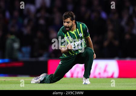 Londra, Inghilterra. 30 maggio 2024. Il pakistano Haris Rauf festeggia dopo aver licenziato l'inglese Phil Salt durante il match T20 tra Inghilterra e Pakistan al Kia Oval. Crediti: Ben Whitley/Alamy Live News Foto Stock