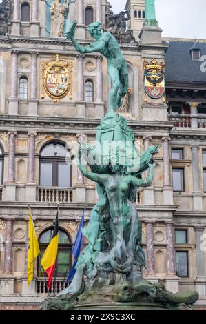 Anversa, Belgio - 24 febbraio 2024: Scultura alla fontana di Brabo. Foto Stock