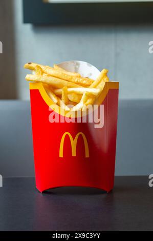 Anversa, Belgio - 24 febbraio 2024: Patatine fritte McDonald in scatola rossa. Foto Stock