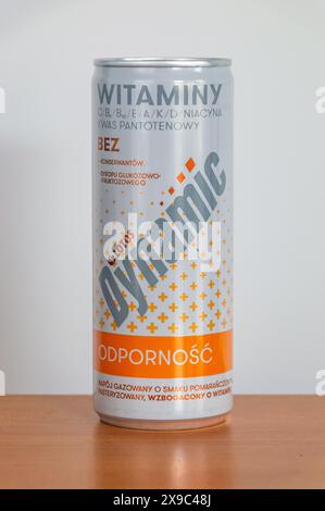 Pruszcz Gdanski, Polonia - 1 marzo 2024: Lattina di Lotos bevanda dinamica con vitamine. Foto Stock