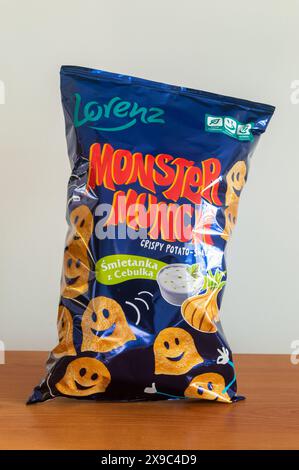 Pruszcz Gdanski, Polonia - 3 marzo 2024: Lorenz Original Monster Munch snack croccante di patate panna acida con gusto di cipolla. Foto Stock