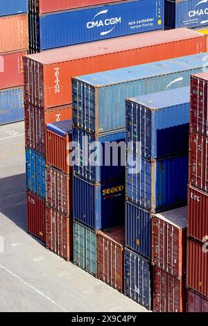 Contenitori di spedizione che mostrano barre di bloccaggio di sicurezza e camme di bloccaggio sulle porte di carico, impilati sulla banchina presso il terminal container di Casablanca. Foto Stock