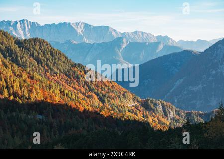 Le montagne gettano ombre sulle Alpi Giulie in Slovenia, in un pomeriggio autunnale Foto Stock