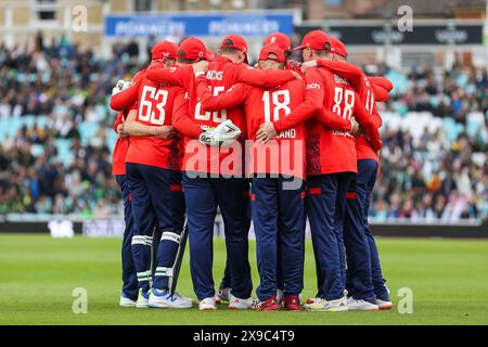 Londra, Regno Unito. 30 maggio 2024. England huddle durante la partita Inghilterra contro Pakistan Cricket 4th Vitality T20 International Series al Kia Oval, Londra, Inghilterra, Regno Unito il 30 maggio 2024 Credit: Every Second Media/Alamy Live News Foto Stock