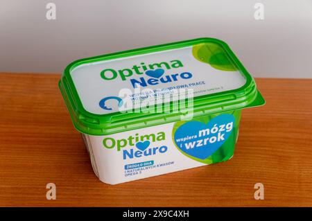 Pruszcz Gdanski, Polonia - 15 marzo 2024: Optima Neuro con omega 3. Foto Stock