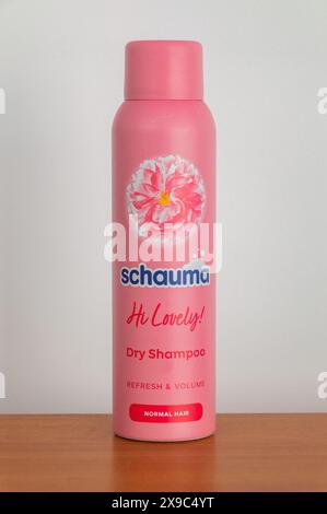 Pruszcz Gdanski, Polonia - 15 marzo 2024: Schauma Ciao adorabile! Shampoo asciutto per capelli normali. Foto Stock