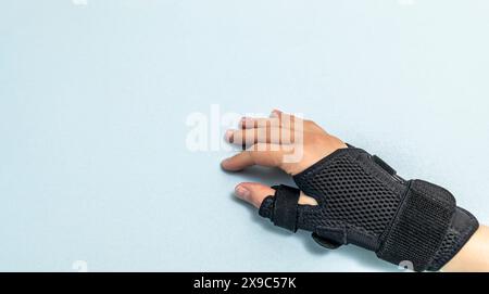 Supporto regolabile per bracciali mockup, giunti e legamenti per pollice, braccialetto da polso per mano destra o sinistra. Benda. Tendinite da sindrome. Compressione Foto Stock