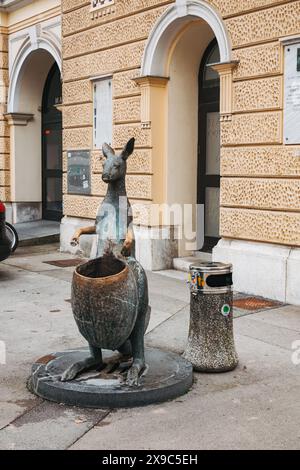 Una delle molte fontane della città di Lubiana, questa è una scultura in bronzo a forma di canguro, dell'artista Mirko Bratuša Foto Stock