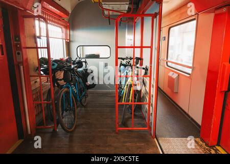 All'interno di un vagone ferroviario delle Ferrovie austriache di ÖBB che mostra un'area dedicata per il fissaggio di biciclette e grandi carichi durante il trasporto Foto Stock