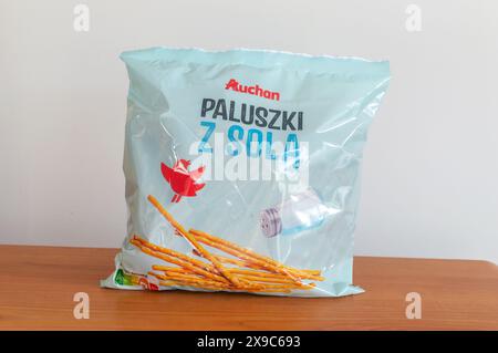 Pruszcz Gdanski, Polonia - 1 aprile 2024: Bastoncini salati Auchan. Foto Stock