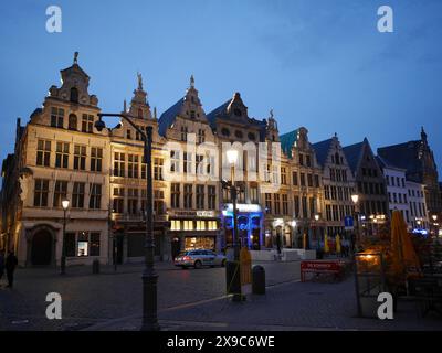 Edifici storici di notte su una piazza della città con lampioni e facciate illuminate, la storica piazza del mercato di Anversa di notte, anversa, belgio Foto Stock