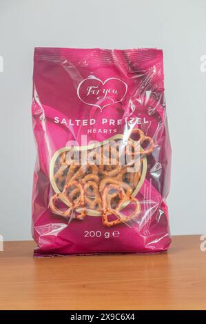 Pruszcz Gdanski, Polonia - 1 aprile 2024: Per voi cuori di pretzel salati. Foto Stock