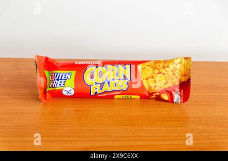 Pruszcz Gdanski, Polonia - 1 aprile 2024: Nestle Corn Fakes bar. Foto Stock