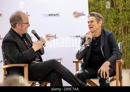 Cannes, Francia, 19.5,2024: Le conversazioni CONCLUSIVE in Armani Caffe invitano domenica 19 maggio, 14:30-16:30: Willem Dafoe (tipi di gentilezza) si siede Foto Stock