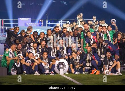 Partita di calcio, la squadra del campione francese 2024 Paris St. Germain festeggia con il trofeo del campionato francese dopo la cerimonia di premiazione, Parc Foto Stock