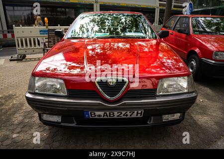 BERLINO - 4 MAGGIO 2024: L'auto di lusso Alfa Romeo 164 (tipo 164), 1991. Classic Days Berlin 2024. Foto Stock