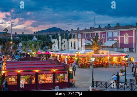 Mercato con negozi e ristoranti, Port Grimaud, Var, Provence-Alpes-Cote d'Azur, Francia Foto Stock