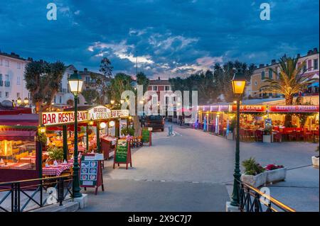 Mercato con negozi e ristoranti, Port Grimaud, Var, Provence-Alpes-Cote d'Azur, Francia Foto Stock