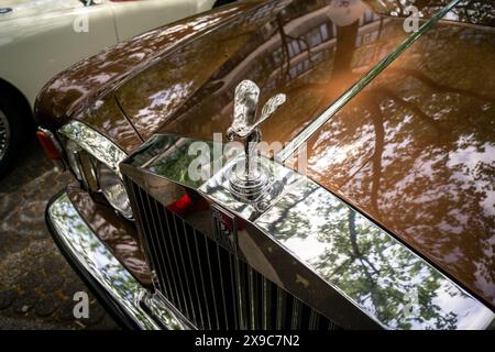 BERLINO - 4 MAGGIO 2024: Il famoso emblema "Spirit of Ecstasy" sull'auto di lusso Rolls-Royce. Classic Days Berlin 2024. Foto Stock