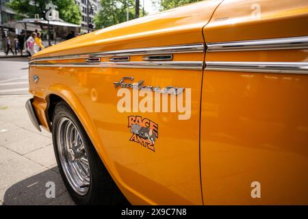 BERLINO - 4 MAGGIO 2024: Il frammento di un'auto di medie dimensioni Ford Fairlane 500. Classic Days Berlin 2024. Foto Stock