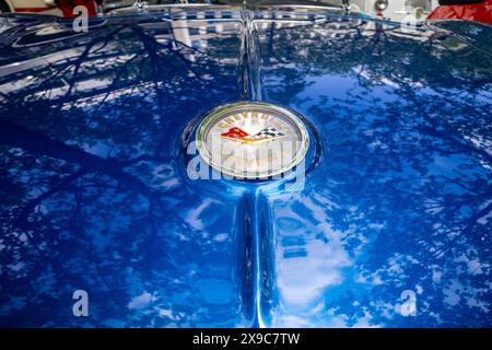 BERLINO - 4 MAGGIO 2024: Il logo di una vettura sportiva Chevrolet Corvette (C1), 1961. Primo piano. Classic Days Berlin 2024. Foto Stock