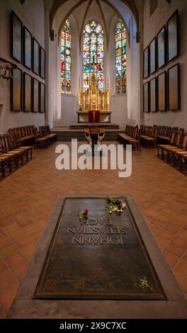 Tomba di Johann Sebastian Bach, altare neo-gotico di Gesù restituito nel 2016, dipinto dai sovrintendenti, Chiesa di San Tommaso, Lipsia, Sassonia, Germania Foto Stock