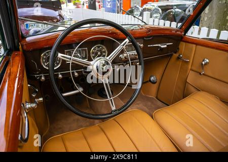 BERLINO - 4 MAGGIO 2024: Gli interni di un'auto di lusso di medie dimensioni Mercedes-Benz 170S, 1950. Classic Days Berlin 2024. Foto Stock