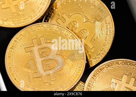 Baviera, Germania - 30 maggio 2024: Primo piano delle monete d'oro Bitcoin. Criptovaluta BTC *** Nahaufnahme von Bitcoin Goldmünzen. BTC Kryptowährung Foto Stock