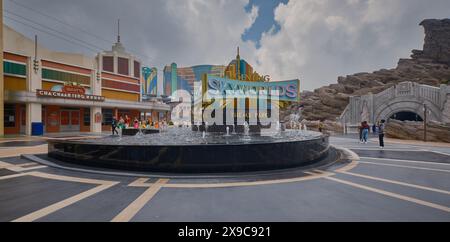 Parco a tema all'aperto Genting Sky Worlds a Genting Highlands, Pahang, Malesia, che mostra il parco centrale con una grande fontana e i visitatori che camminano Foto Stock