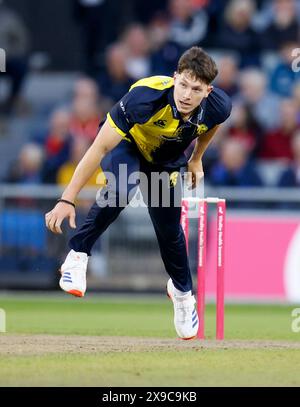 30 maggio 2024; Emirates Old Trafford Cricket Ground, Manchester, Inghilterra; Vitality Blast T20 League Cricket, Lancashire Lightning contro Durham; Matthew Potts del Durham bowling Foto Stock