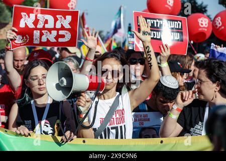 Gerusalemme, Israele. 30 maggio 2024 persone che marciano, protestano e chiedono il ritorno degli ostaggi detenuti da Hamas a Gaza per 237 giorni. Crediti: Yoram Biberman/Alamy Live News. Foto Stock